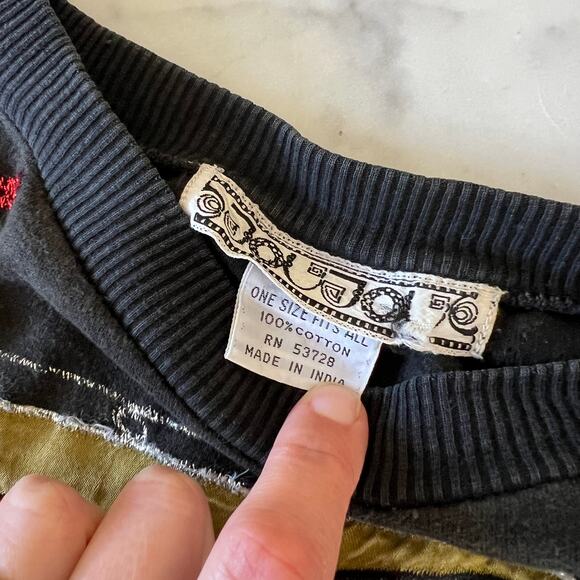 Vintage Couple Kissing Appliqué Embroidered Beaded Sweatshirt by Jou Jou - Picture 8 of 10